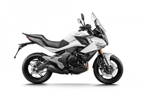 Motocykl CFMOTO 700MT Premium - bílá