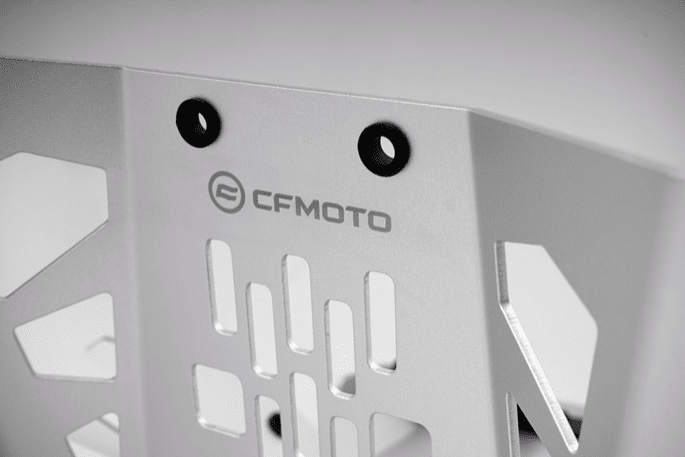 800MT‑X Kryt motoru a nádrží