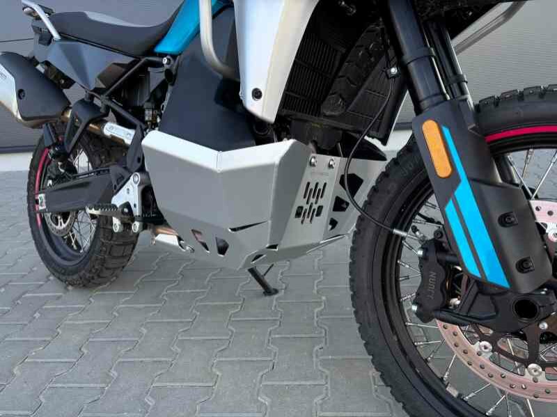 800MT‑X Kryt motoru a nádrží