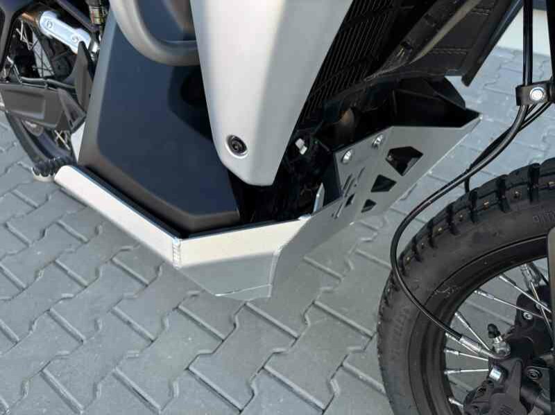 800MT‑X Kryt motoru a nádrží