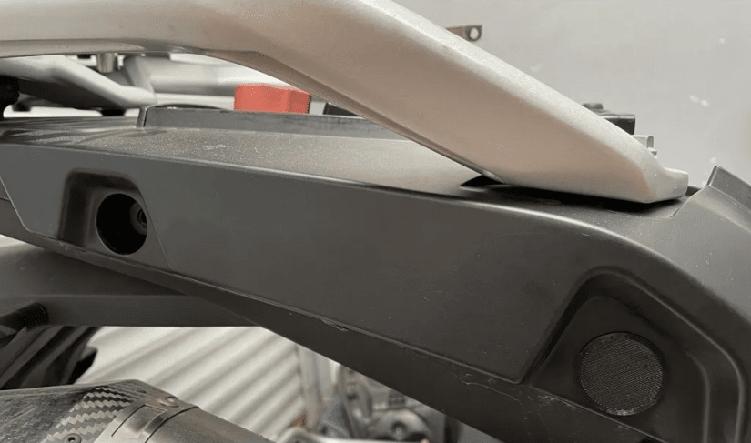 800mt zaslepka otvoru po drzaku bocniho kufru 1 ks - foto 3