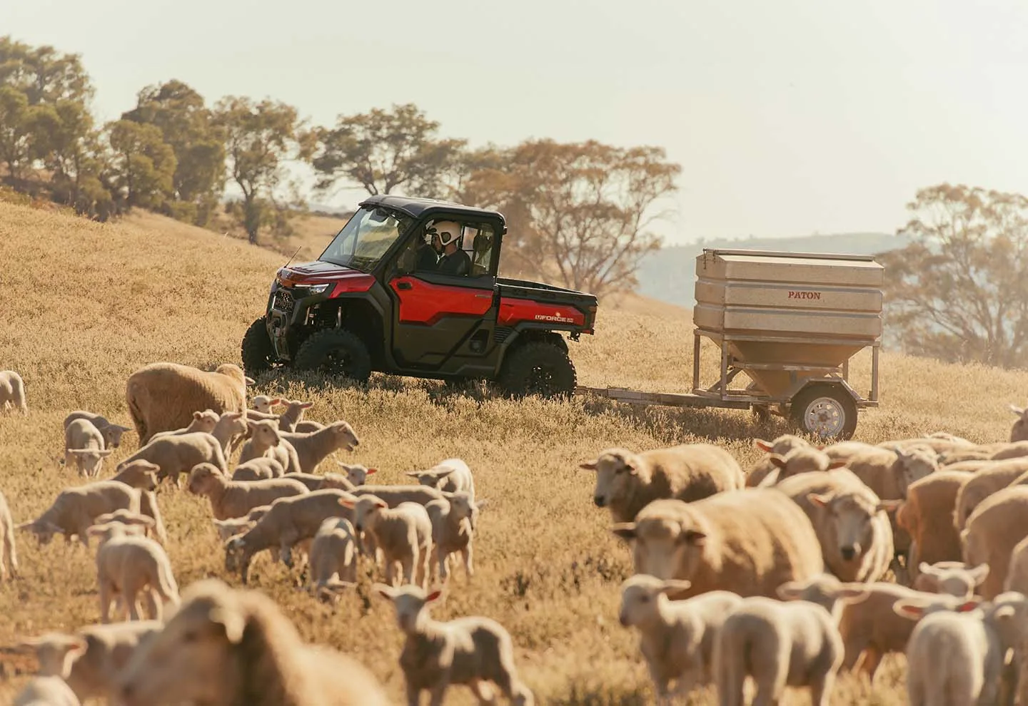 TÁHNE. TLAČÍ. PRACUJE.
