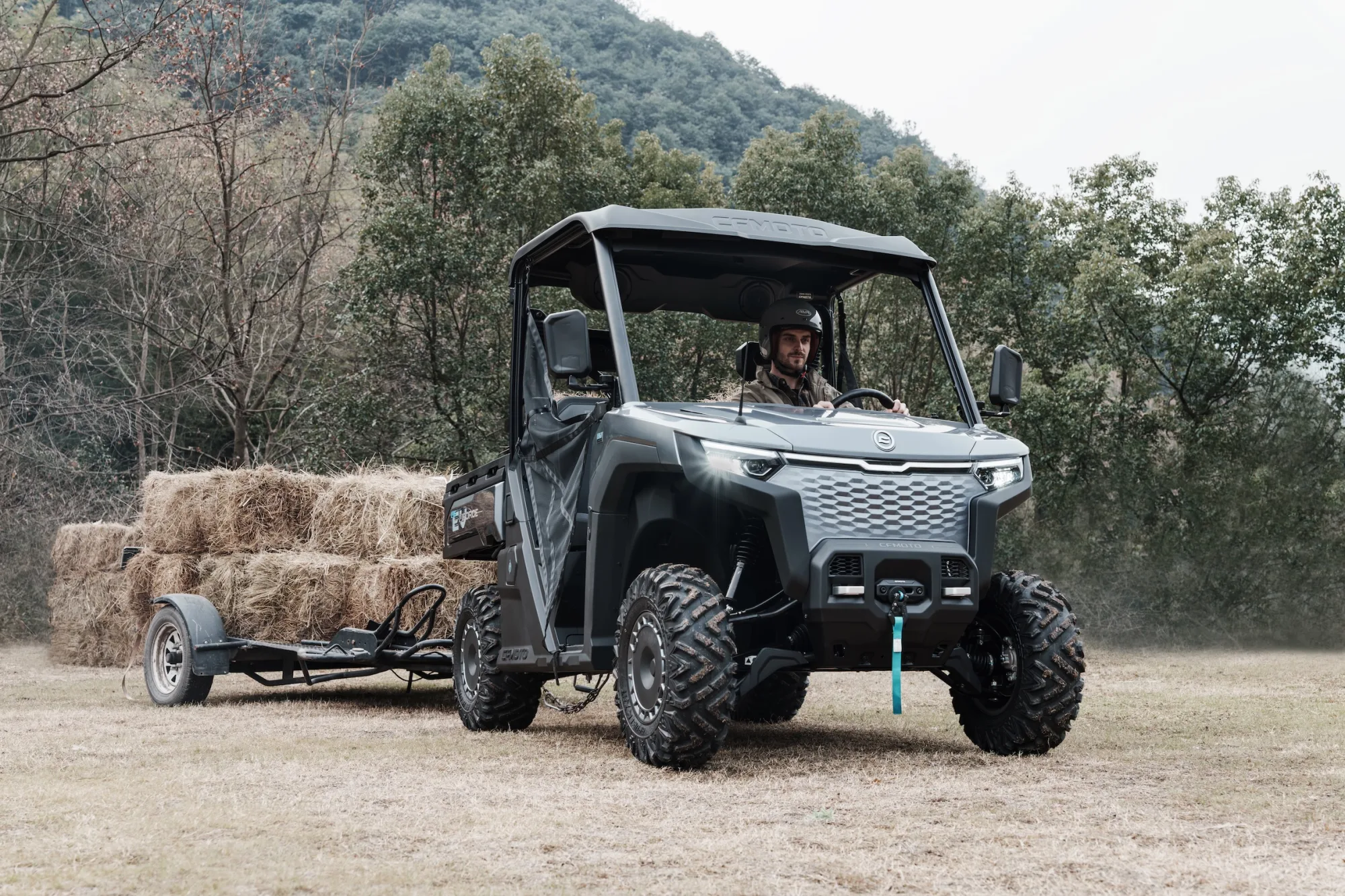 TÁHNE. TLAČÍ. PRACUJE.