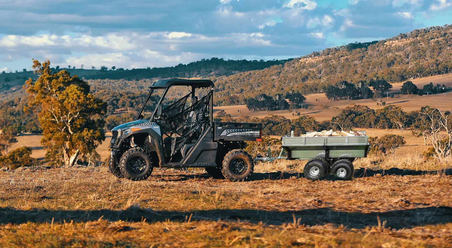 TÁHNE. TLAČÍ. PRACUJE.